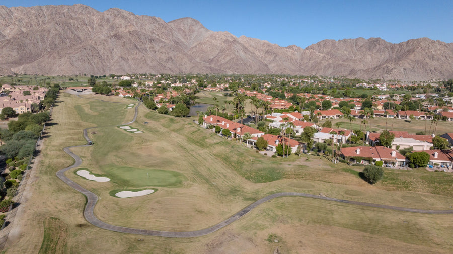 Duna La Quinta homes along a golf fairway with the Santa Rosa Mountains beyond